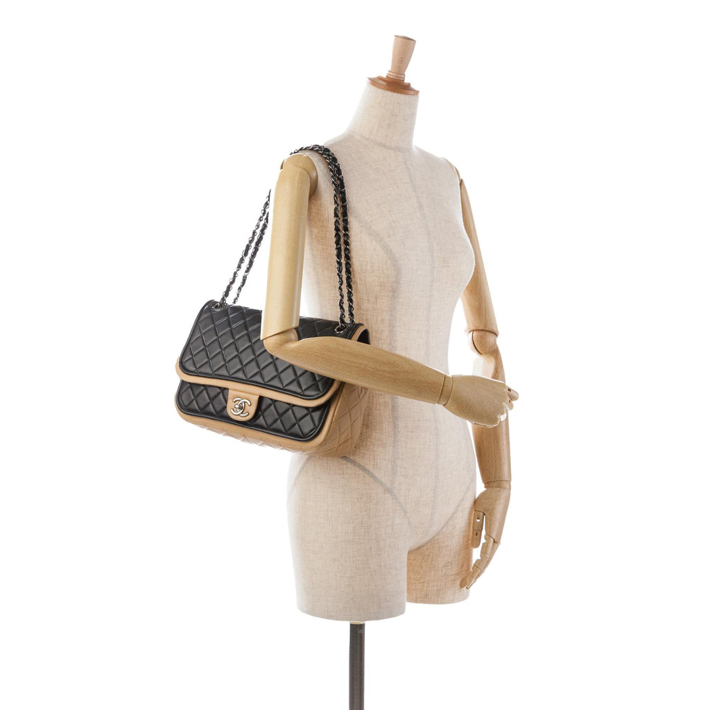 Chanel Jumbo Classic Bicolor Lambskin Twist Flap (SHG-8KW5ON)