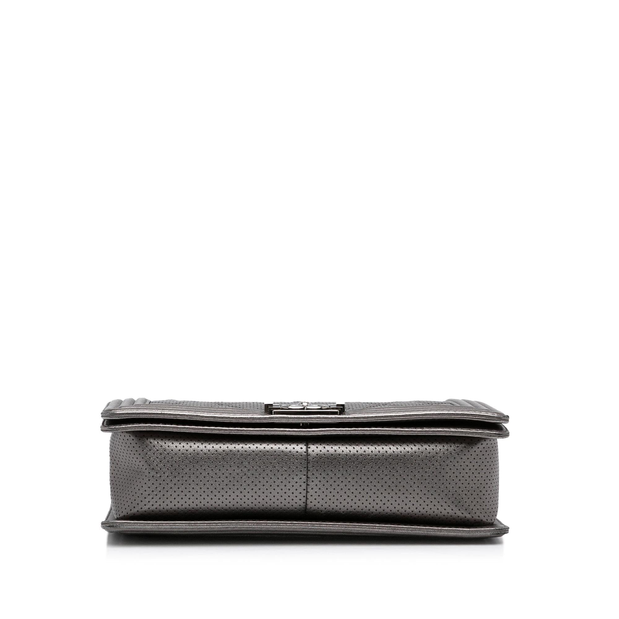 Chanel Medium Boy Flap Bag (SHG-YQarOt)