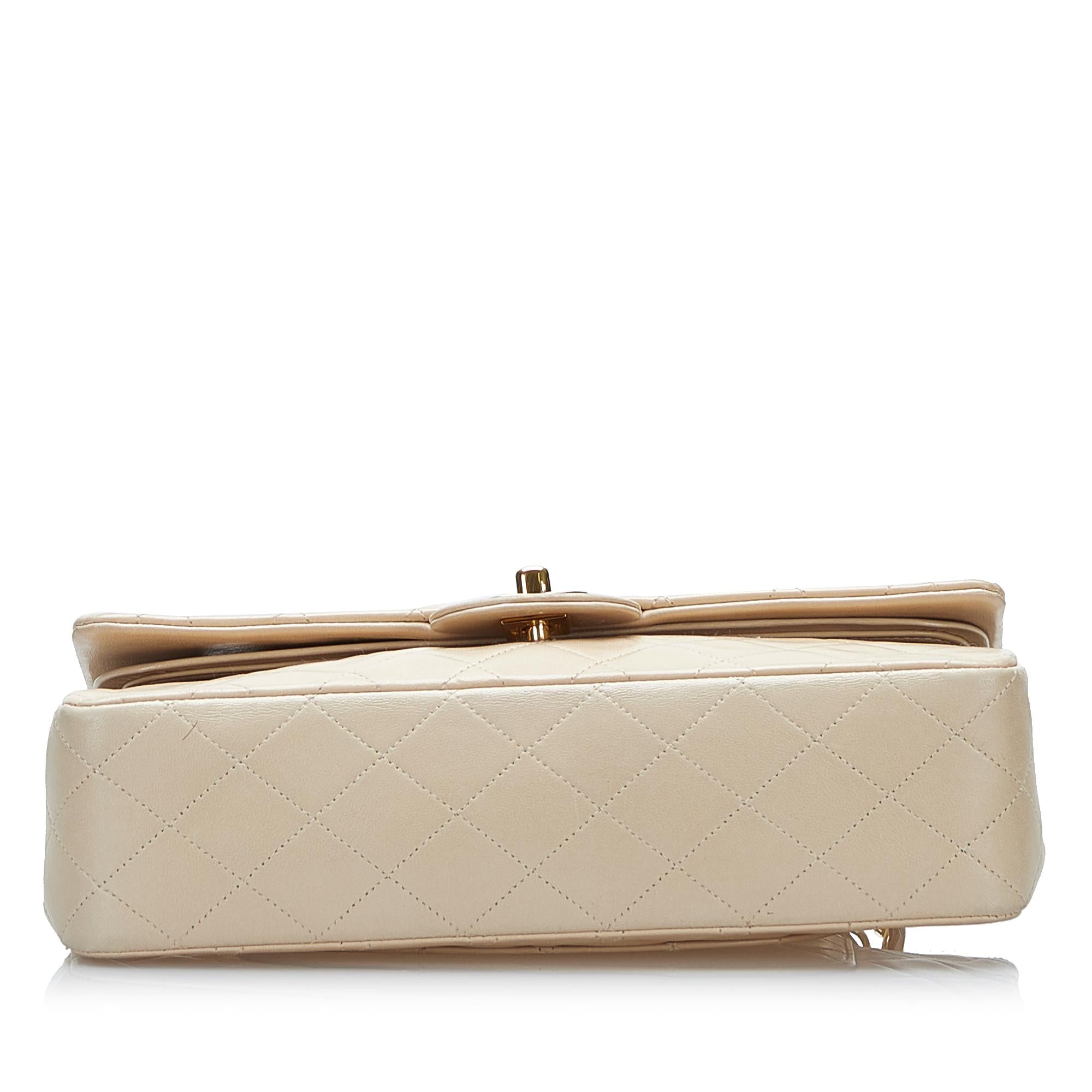 Chanel Medium Classic Lambskin Double Flap (SHG-YJk0lm)