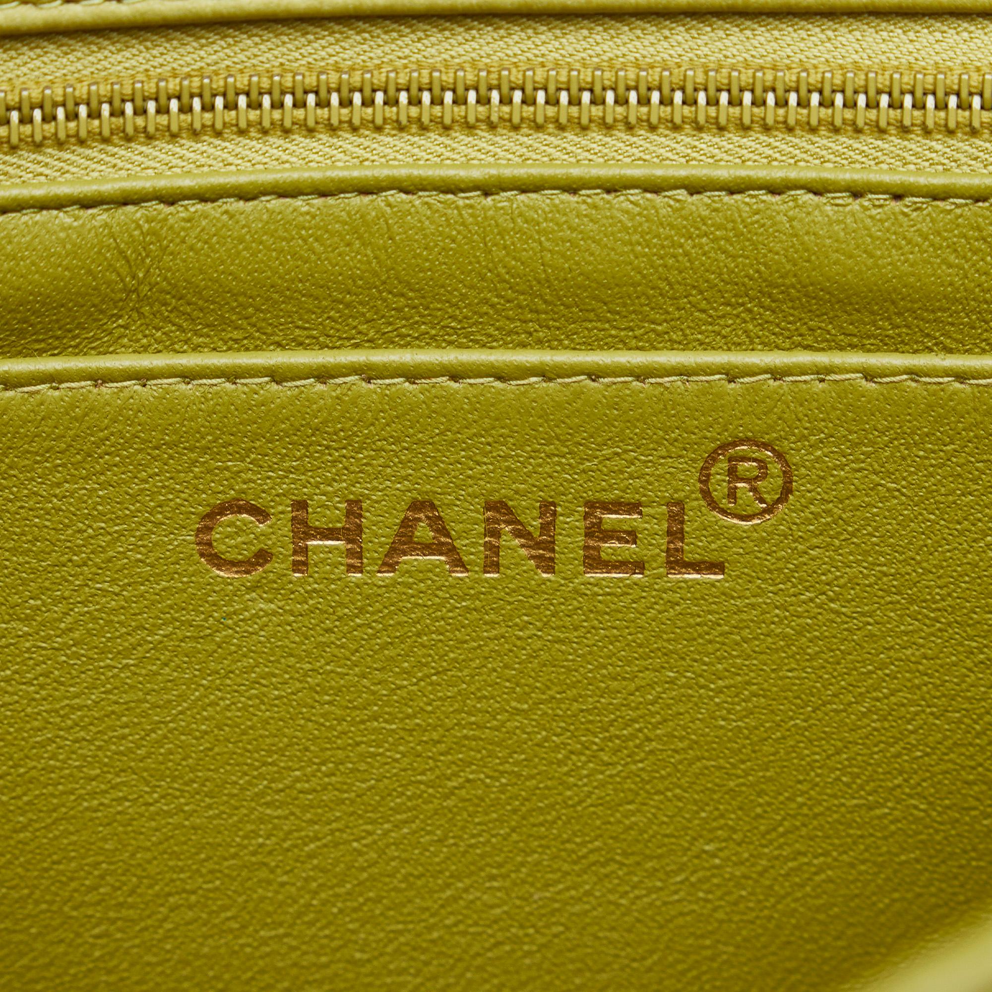 Chanel Medium Classic Lambskin Single Flap (SHG-oaTwdF)