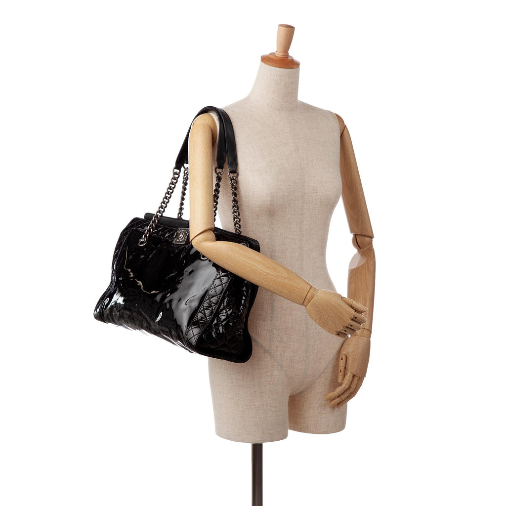 Chanel Patent Boy Reverso Shopping Tote (SHG-hSjbqX)