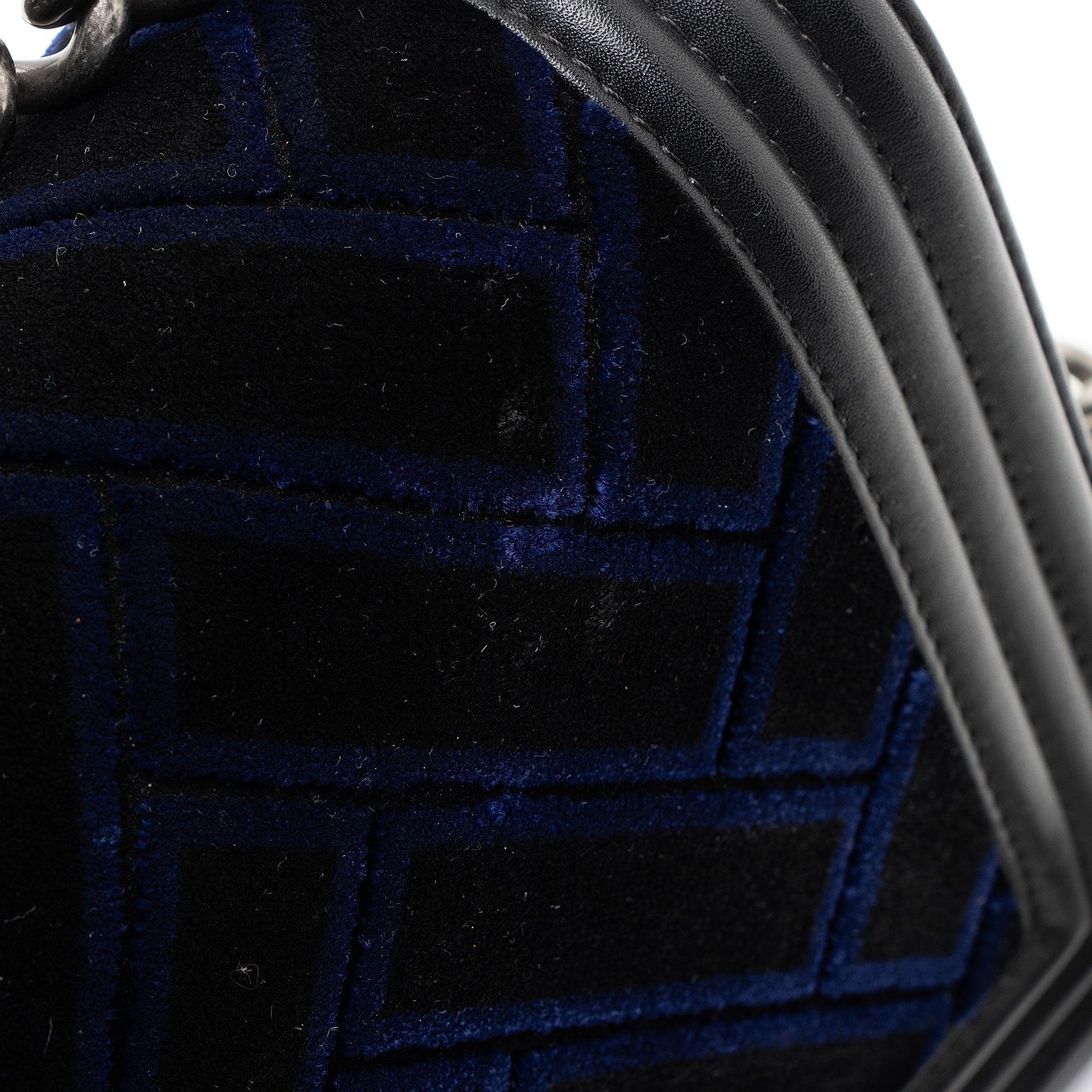 Chanel Velvet Quilted Old Medium Boy Bag (SHF-yjKLJH)