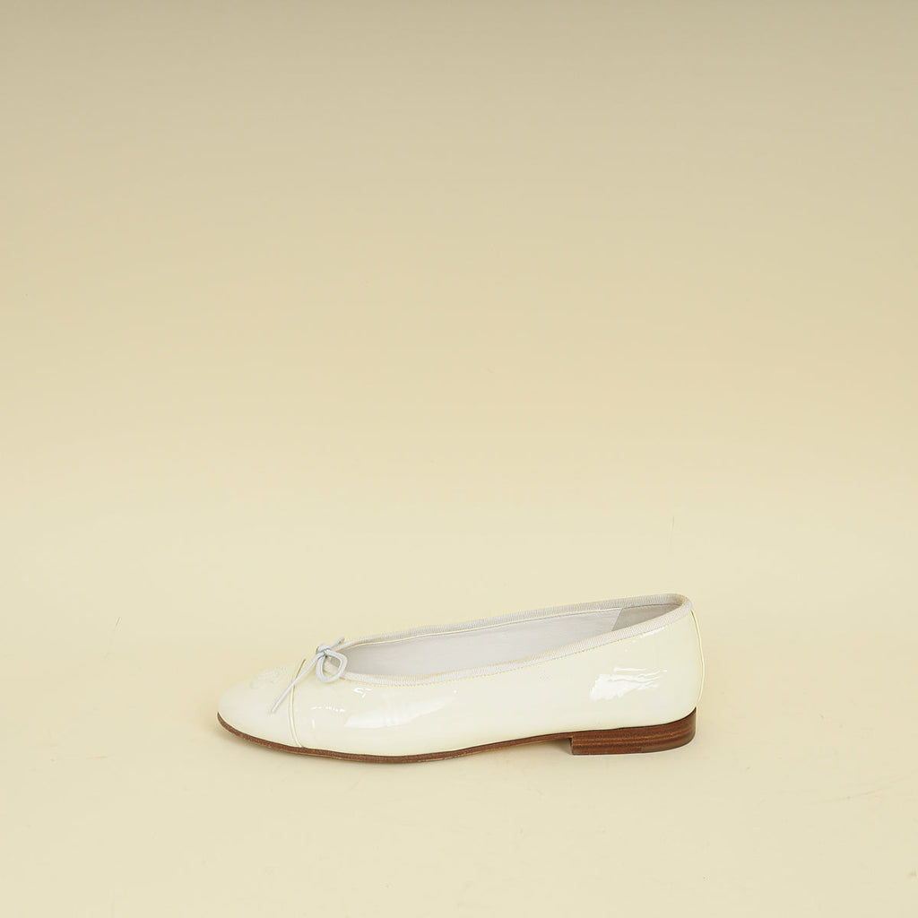 Chanel White CC Cap Toe Flat Ballerina 38