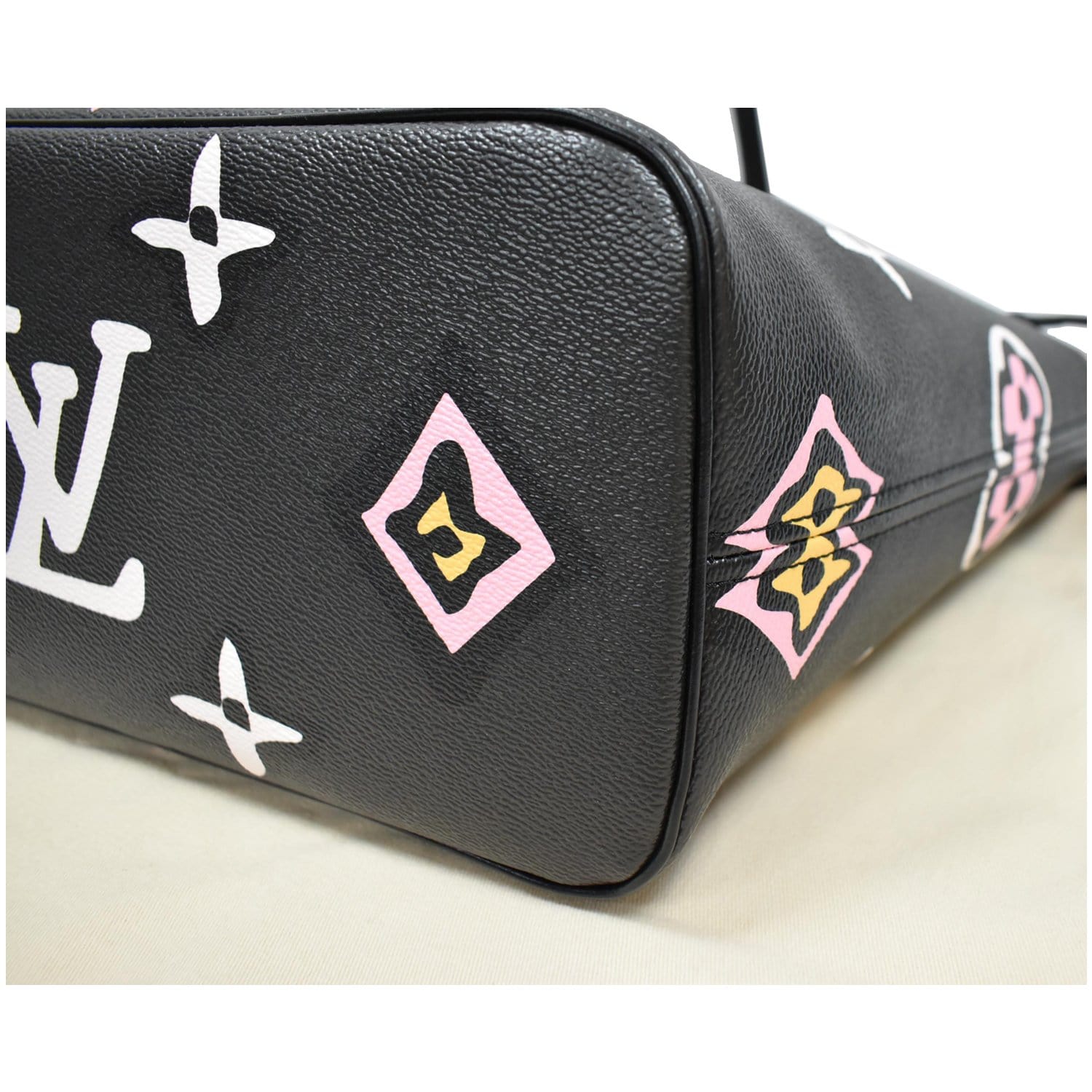 Louis Vuitton Neverfull MM Wild At Heart Monogram Giant Tote Bag Black