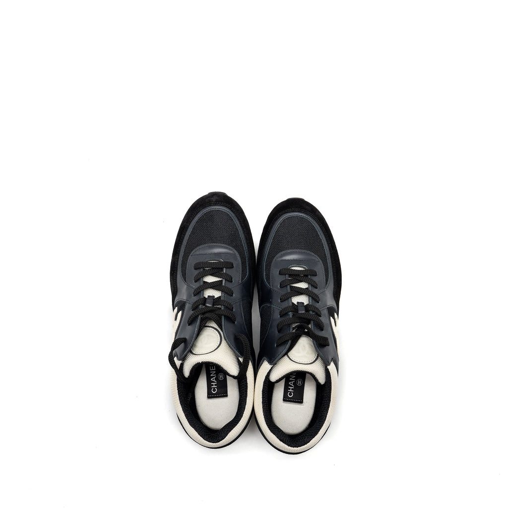 Chanel size 44 CC Logo sneaker suede/ leather black/white