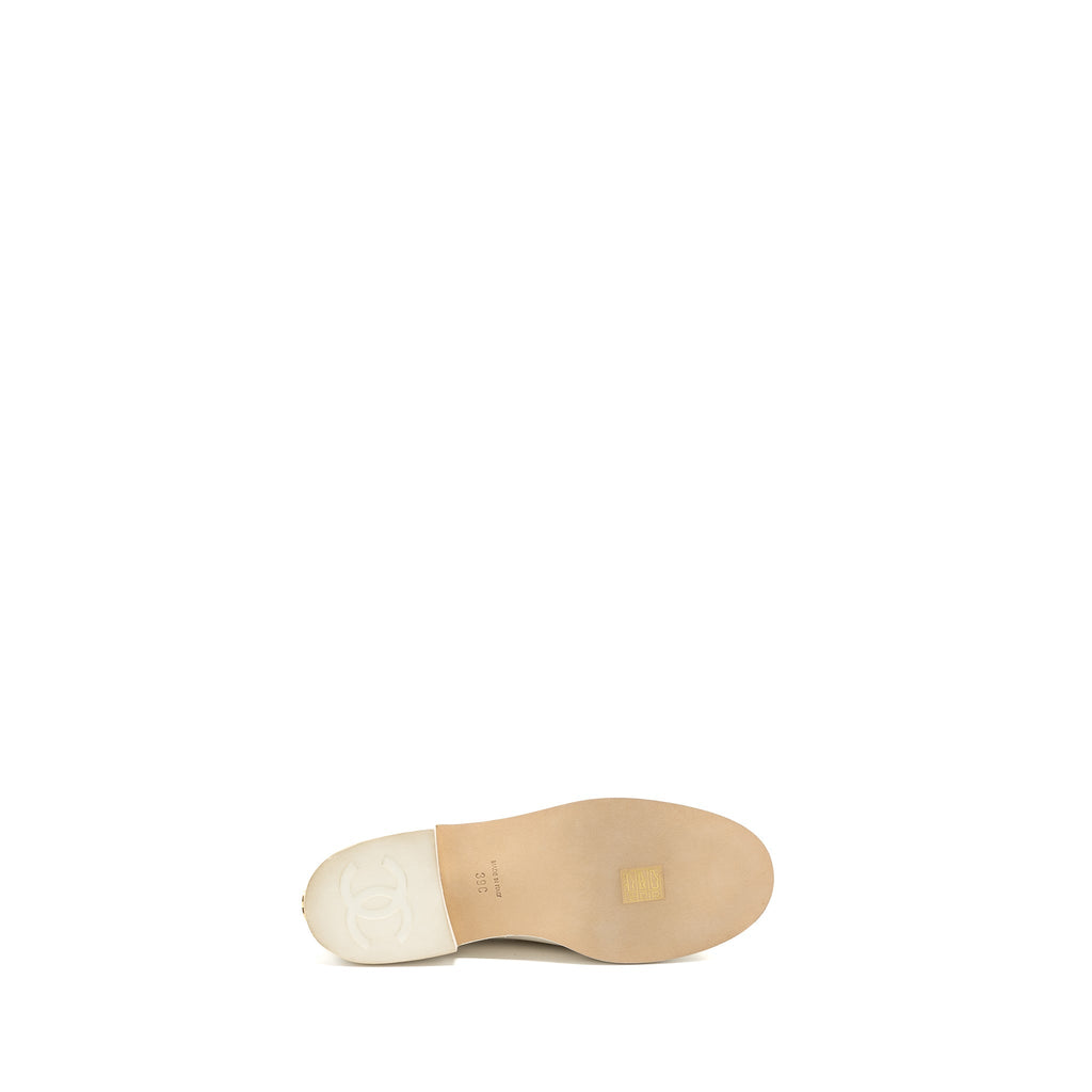 Chanel Size 39 loafer with charm leather white