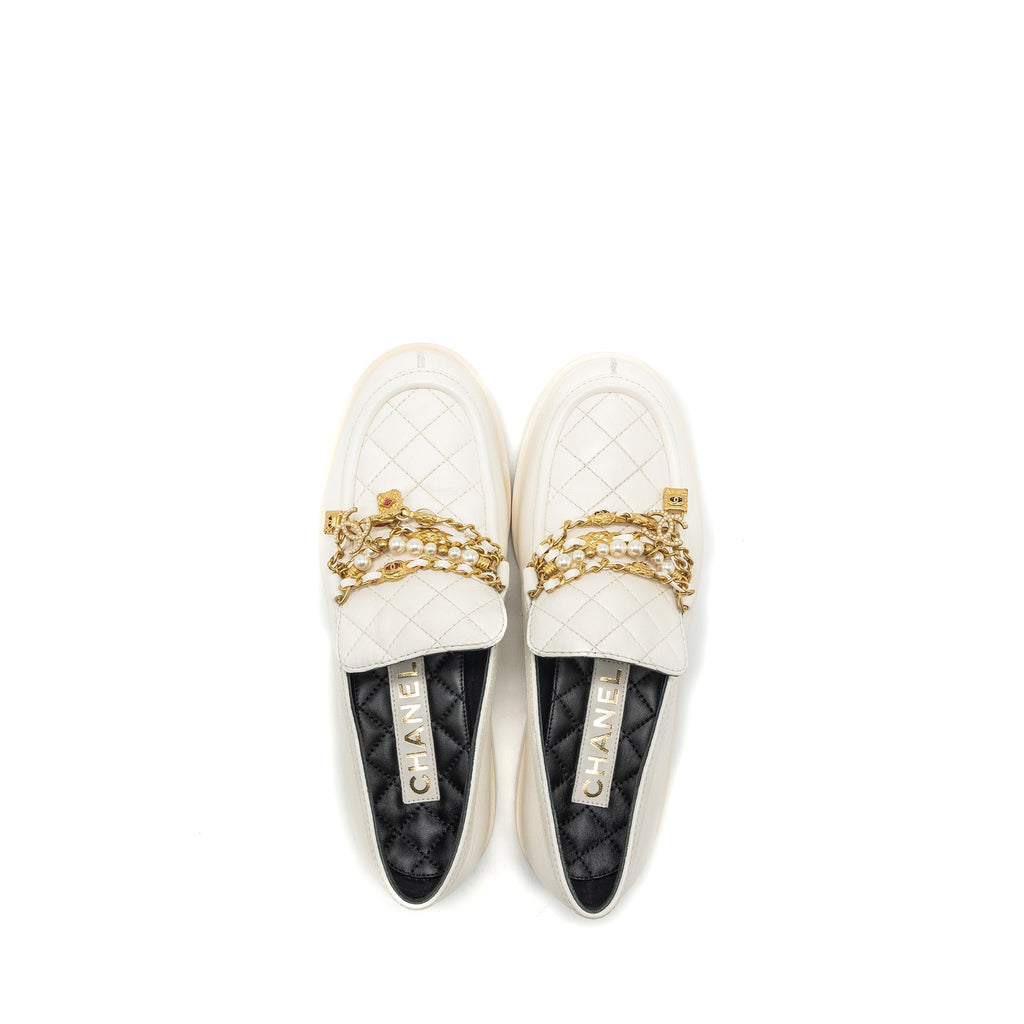 Chanel Size 39 loafer with charm leather white
