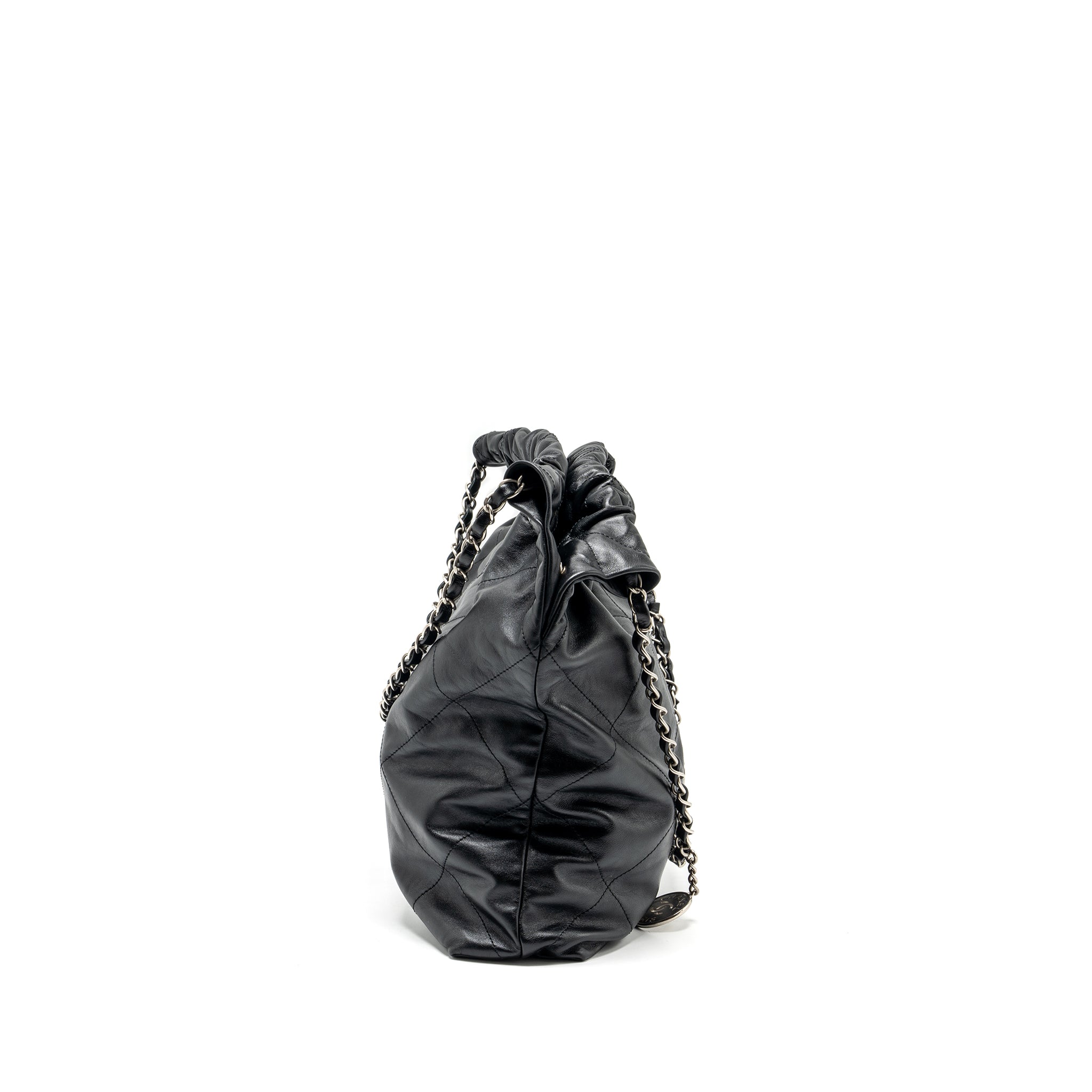 Chanel medium 22 bag Calfskin Black  (Microchip)