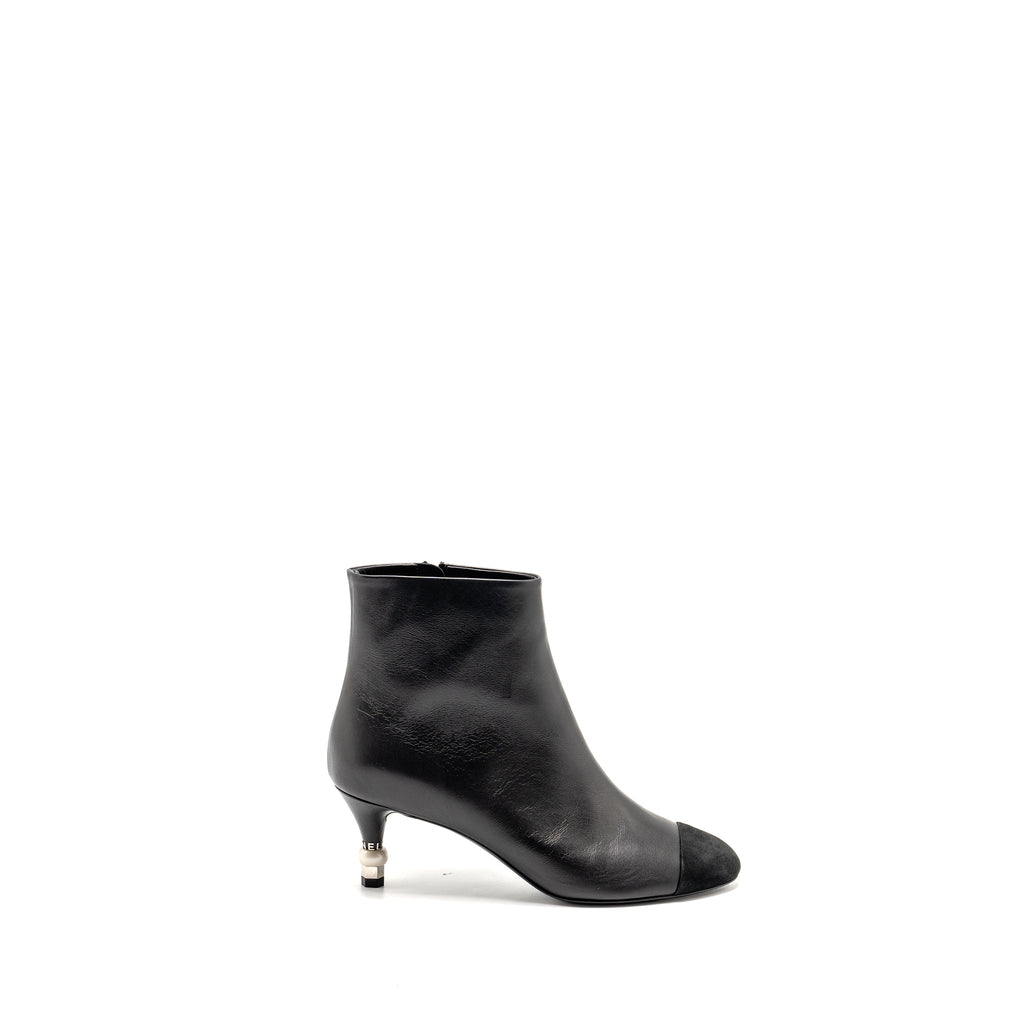 Chanel Size 37 Interlocking Boots Letter/Pearl Leather Black