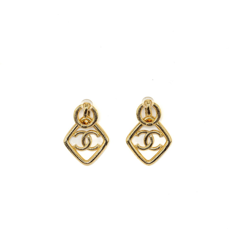 Chanel giant cc logo ear clip enamel black/white gold tone