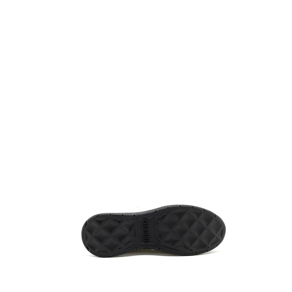 Chanel Size 38 Classic Sneaker Fabric/Suede Calfskin Black/White