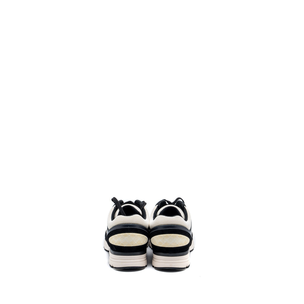 Chanel size 44 CC Logo sneaker suede/ leather black/white