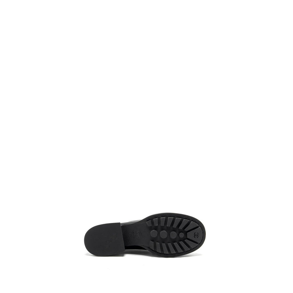 Chanel Size 38.5 CC Logo With Pearl Loafer Patent Black