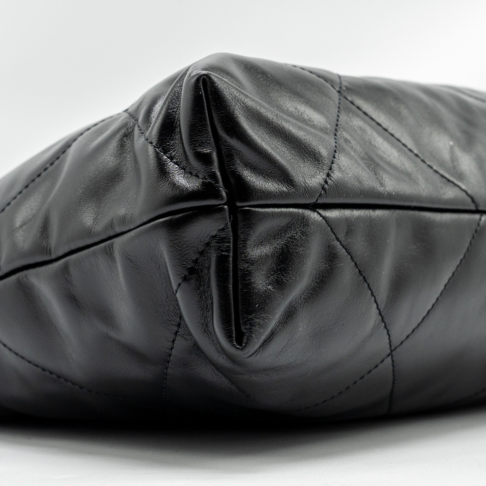 CHANEL medium 22 Bag Shiny Calfskin Black