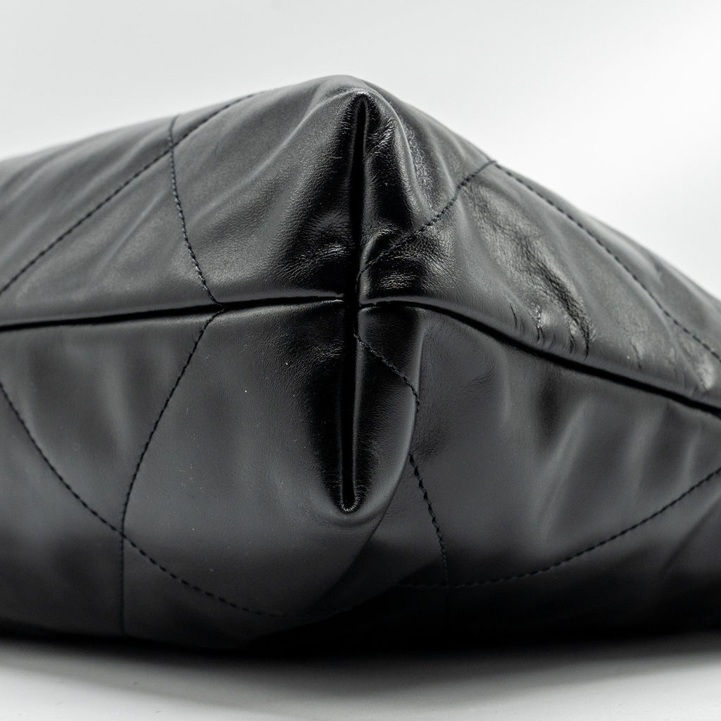 CHANEL medium 22 Bag Shiny Calfskin Black