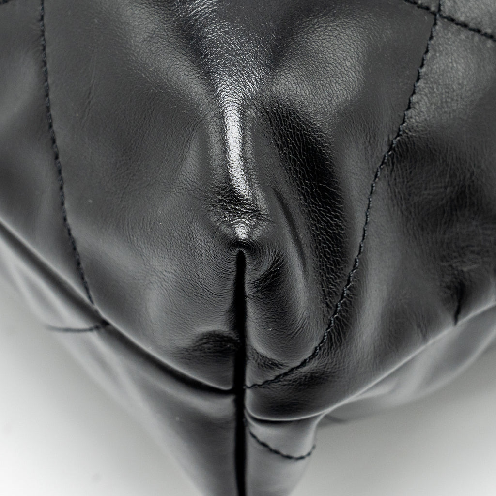 CHANEL medium 22 Bag Shiny Calfskin Black