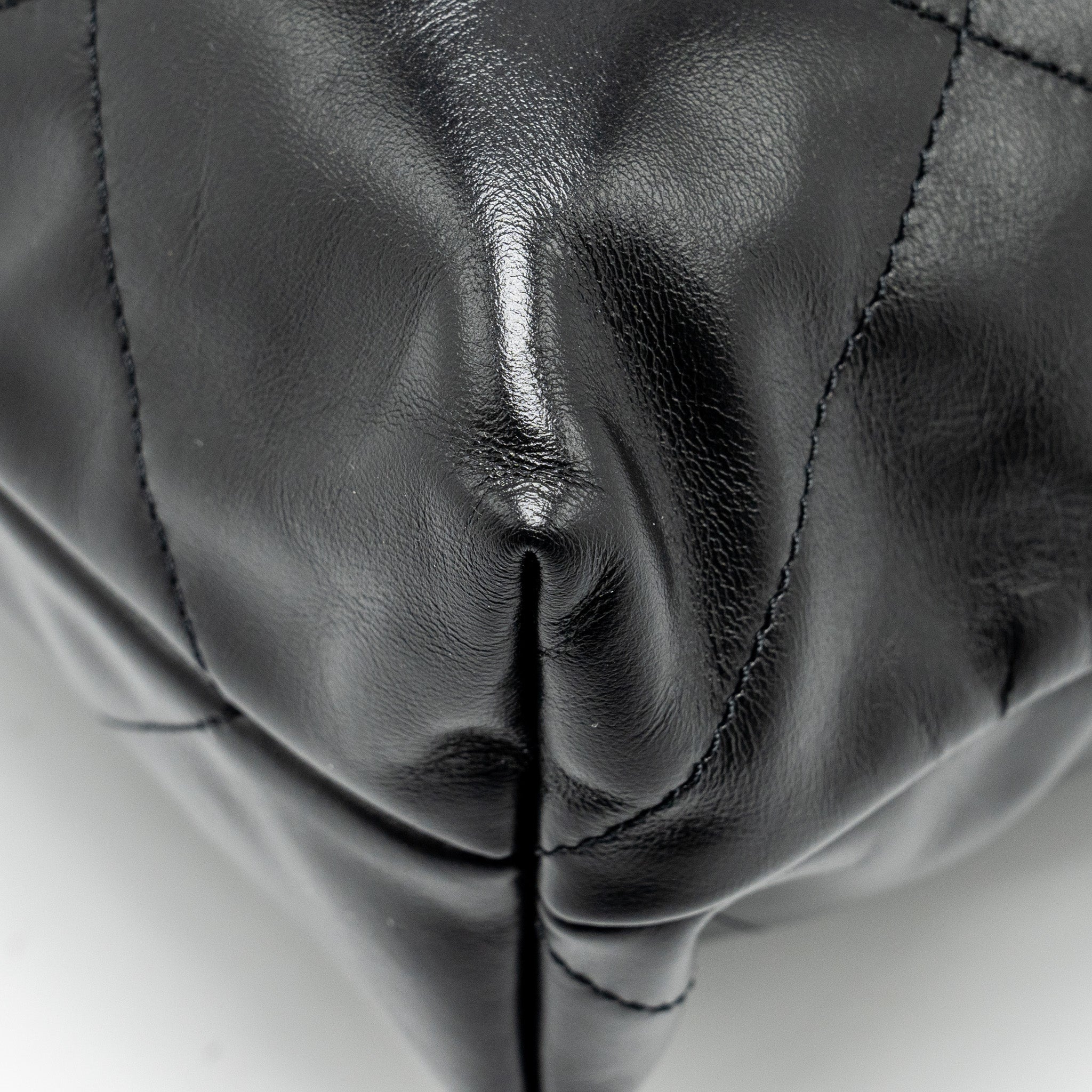 CHANEL medium 22 Bag Shiny Calfskin Black
