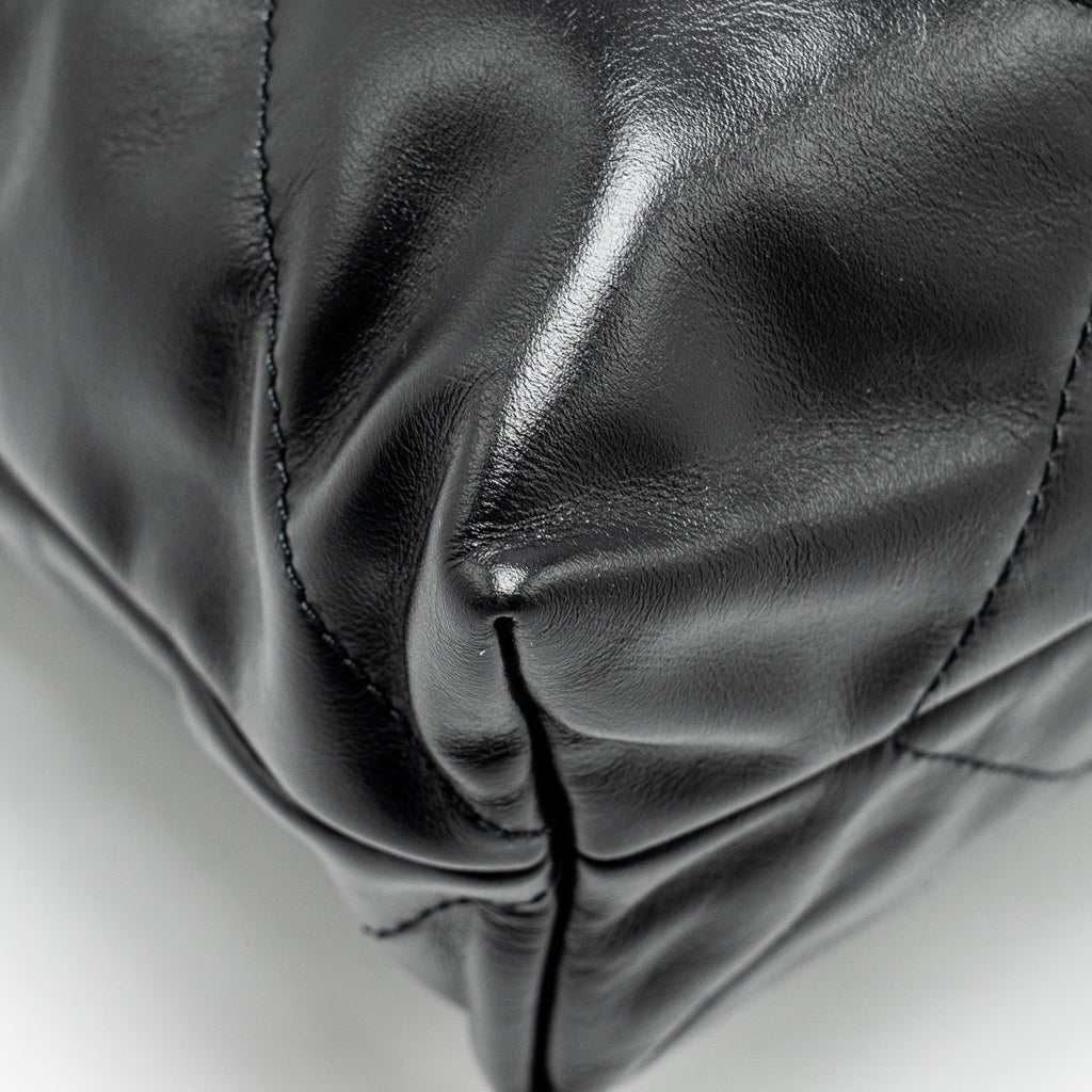 CHANEL medium 22 Bag Shiny Calfskin Black