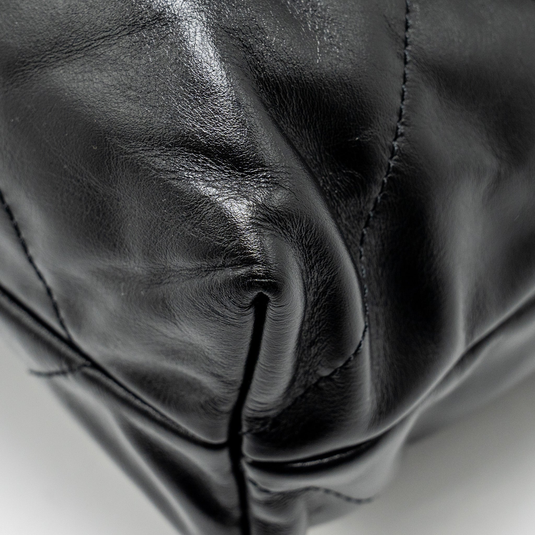 CHANEL medium 22 Bag Shiny Calfskin Black