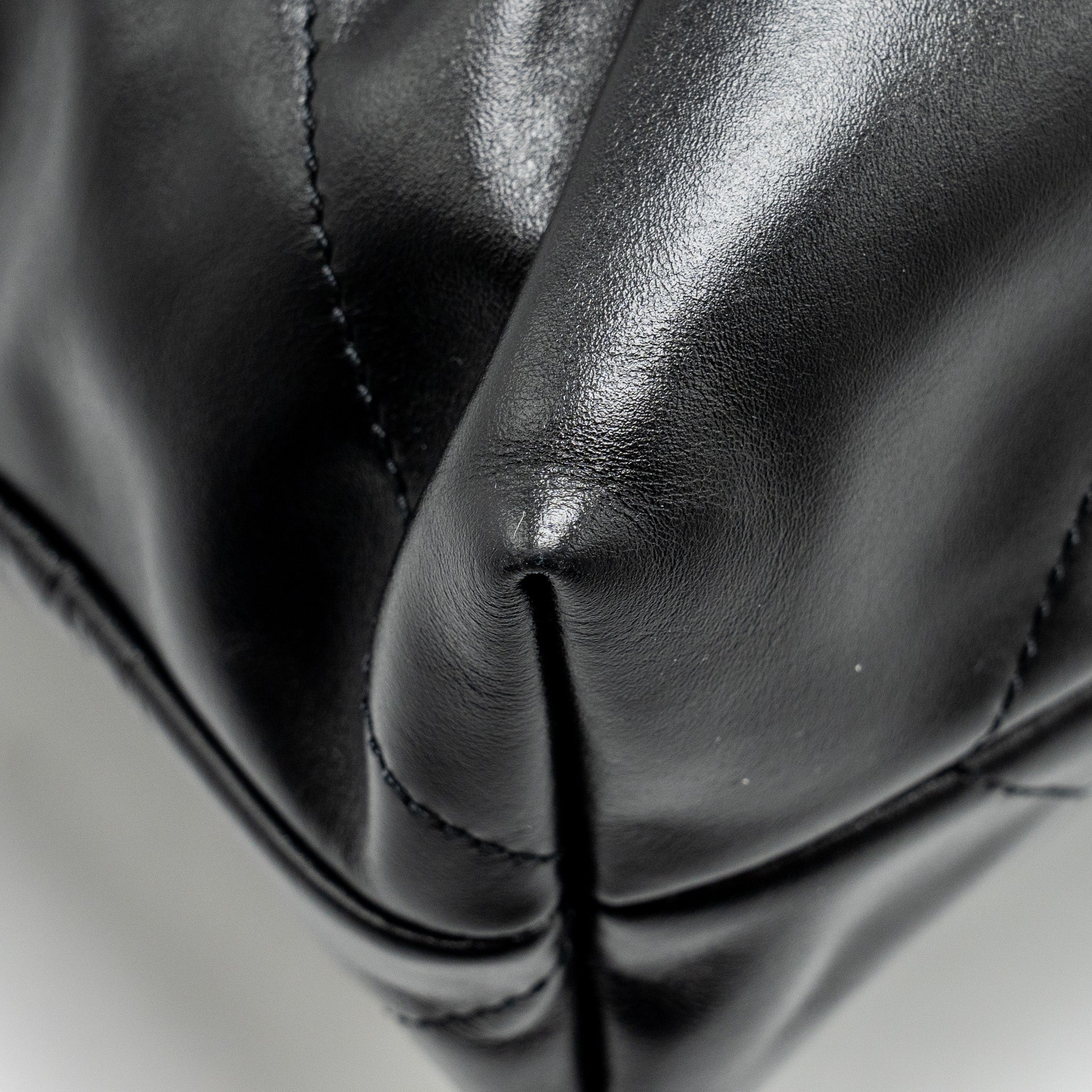 CHANEL medium 22 Bag Shiny Calfskin Black