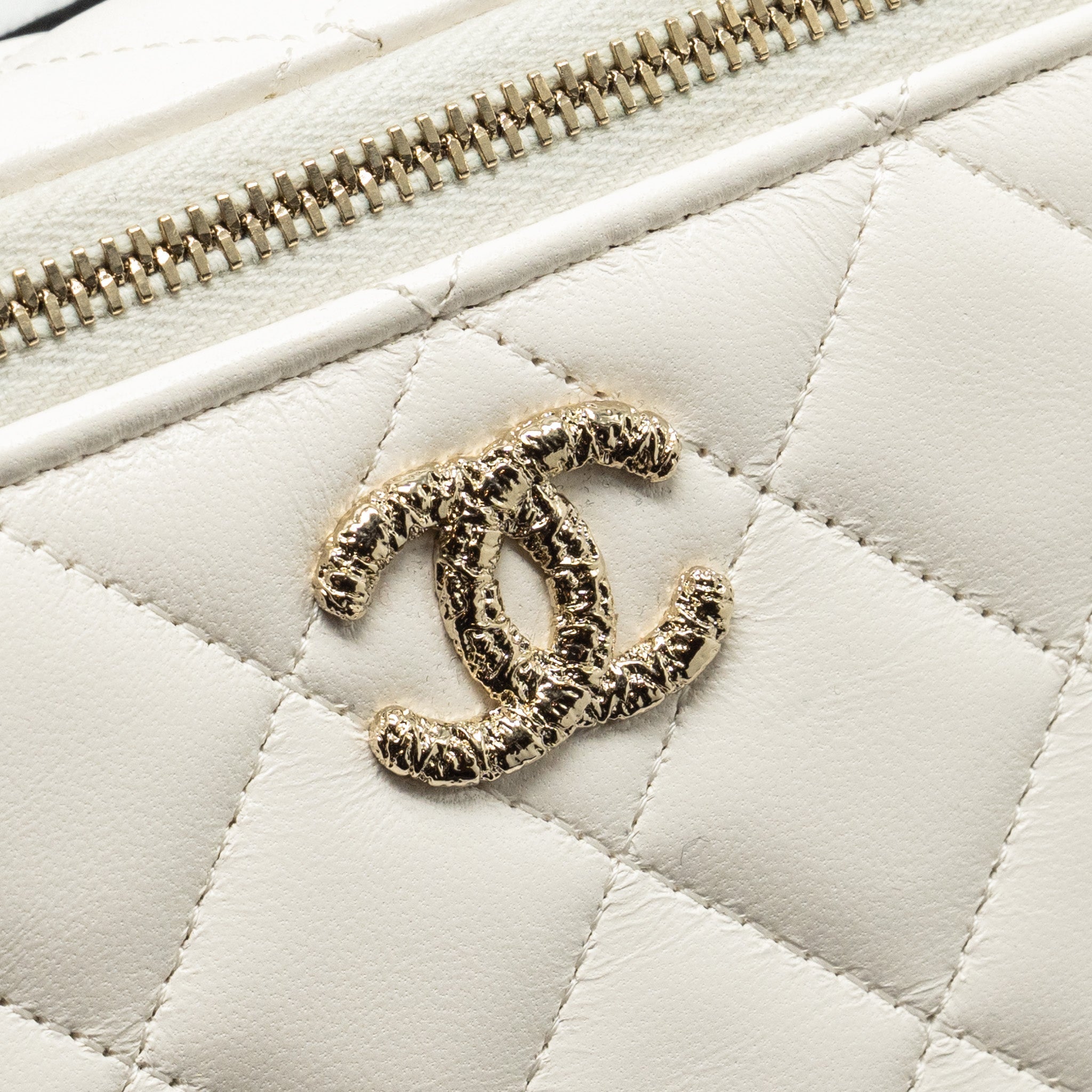 Chanel 23k Camellia Top Handle Long Vanity Case With Chain Calfskin White L (Microchip)