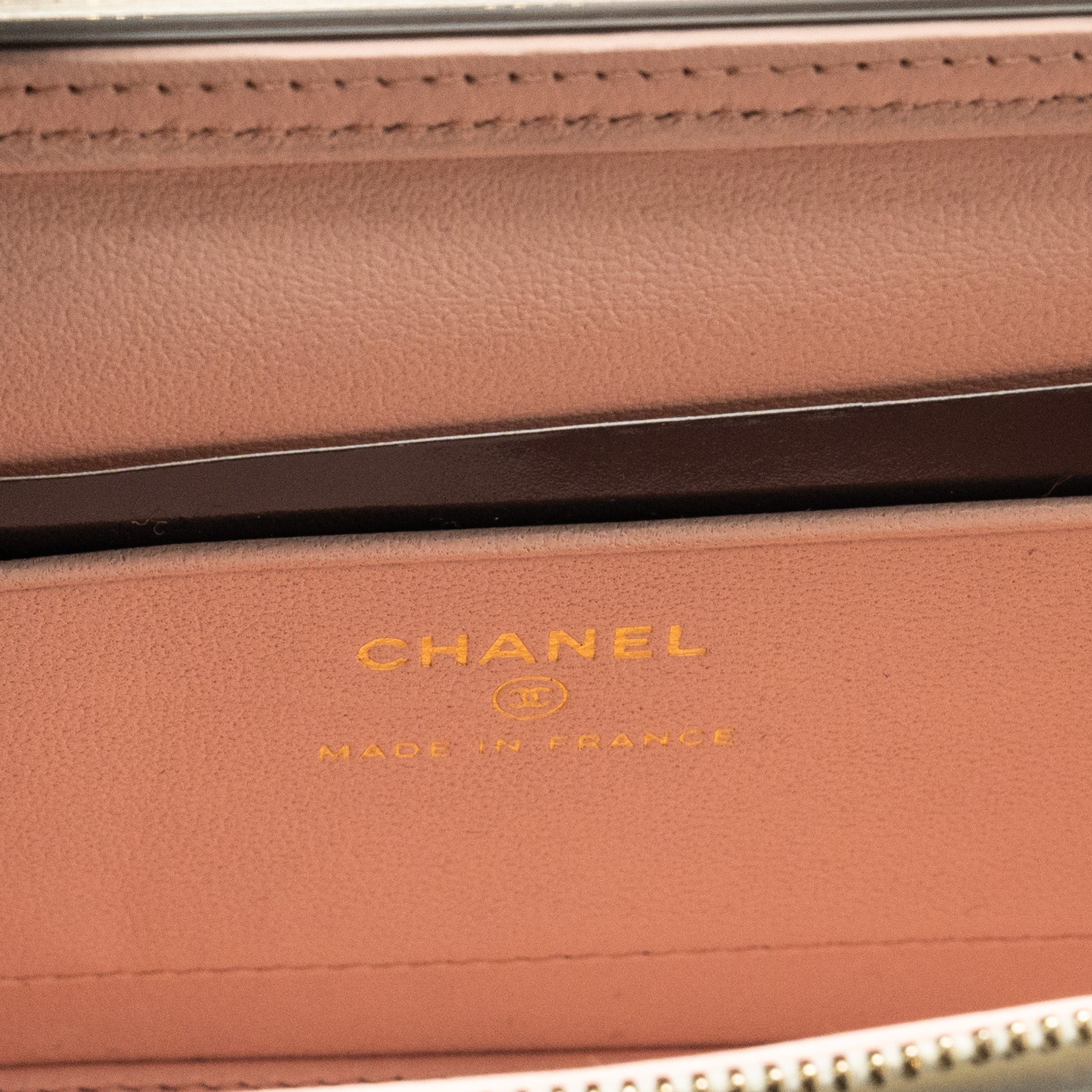 Chanel 23k Camellia Top Handle Long Vanity Case With Chain Calfskin White L (Microchip)