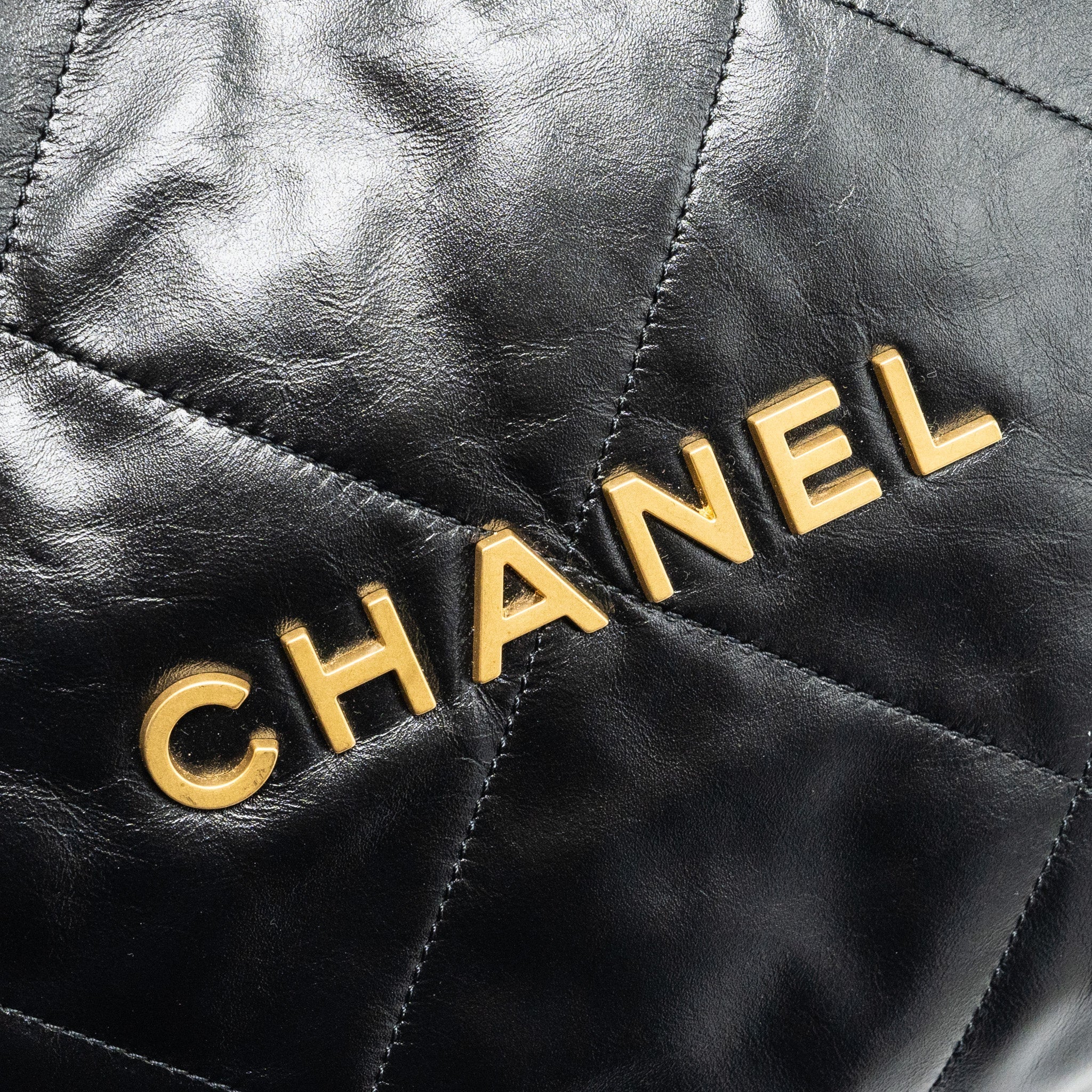 CHANEL medium 22 Bag Shiny Calfskin Black