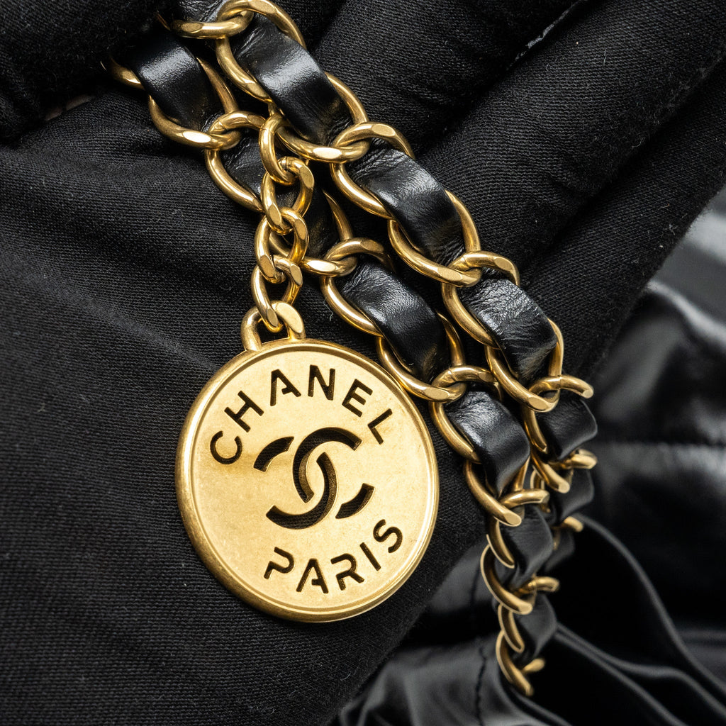 CHANEL medium 22 Bag Shiny Calfskin Black