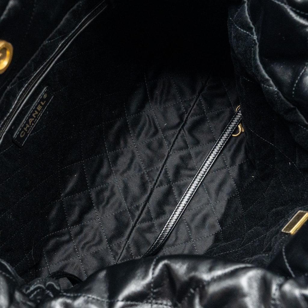CHANEL medium 22 Bag Shiny Calfskin Black