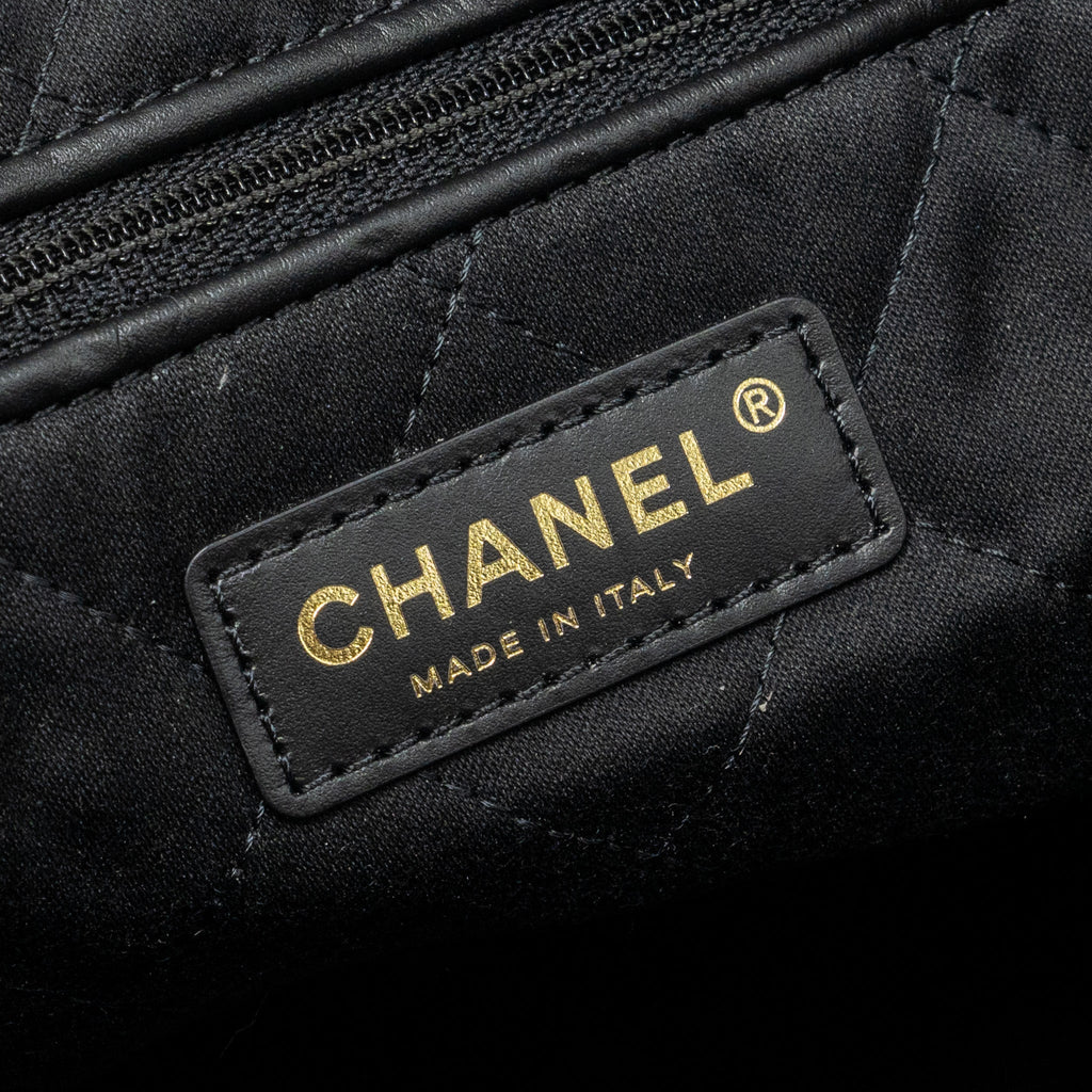 CHANEL medium 22 Bag Shiny Calfskin Black