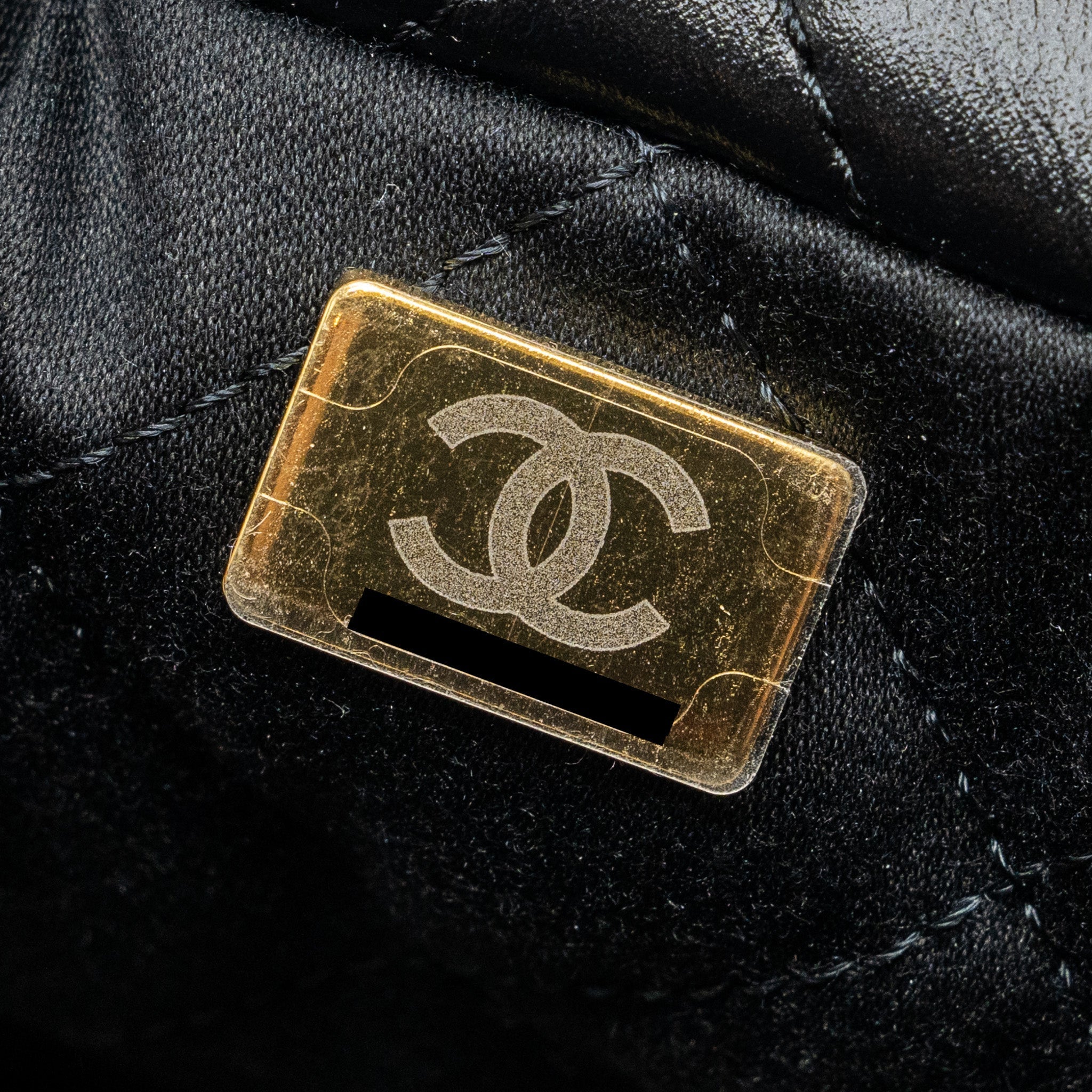 CHANEL medium 22 Bag Shiny Calfskin Black
