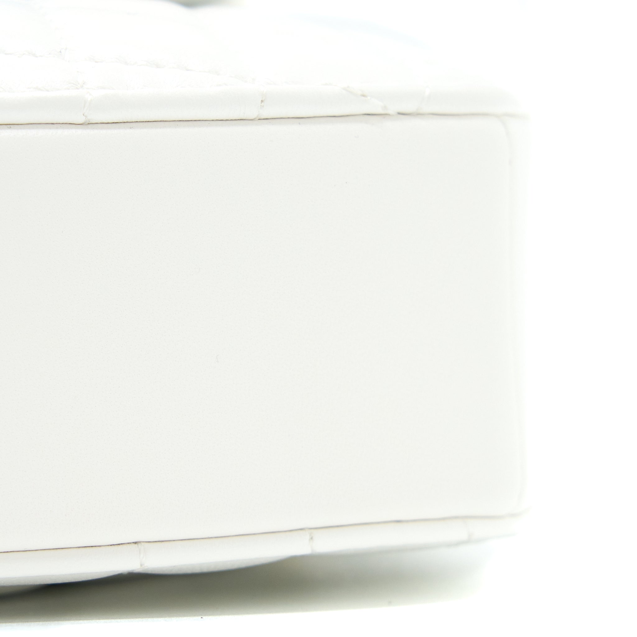 Chanel 22s Heart Bag Lambskin White L (Microchip)