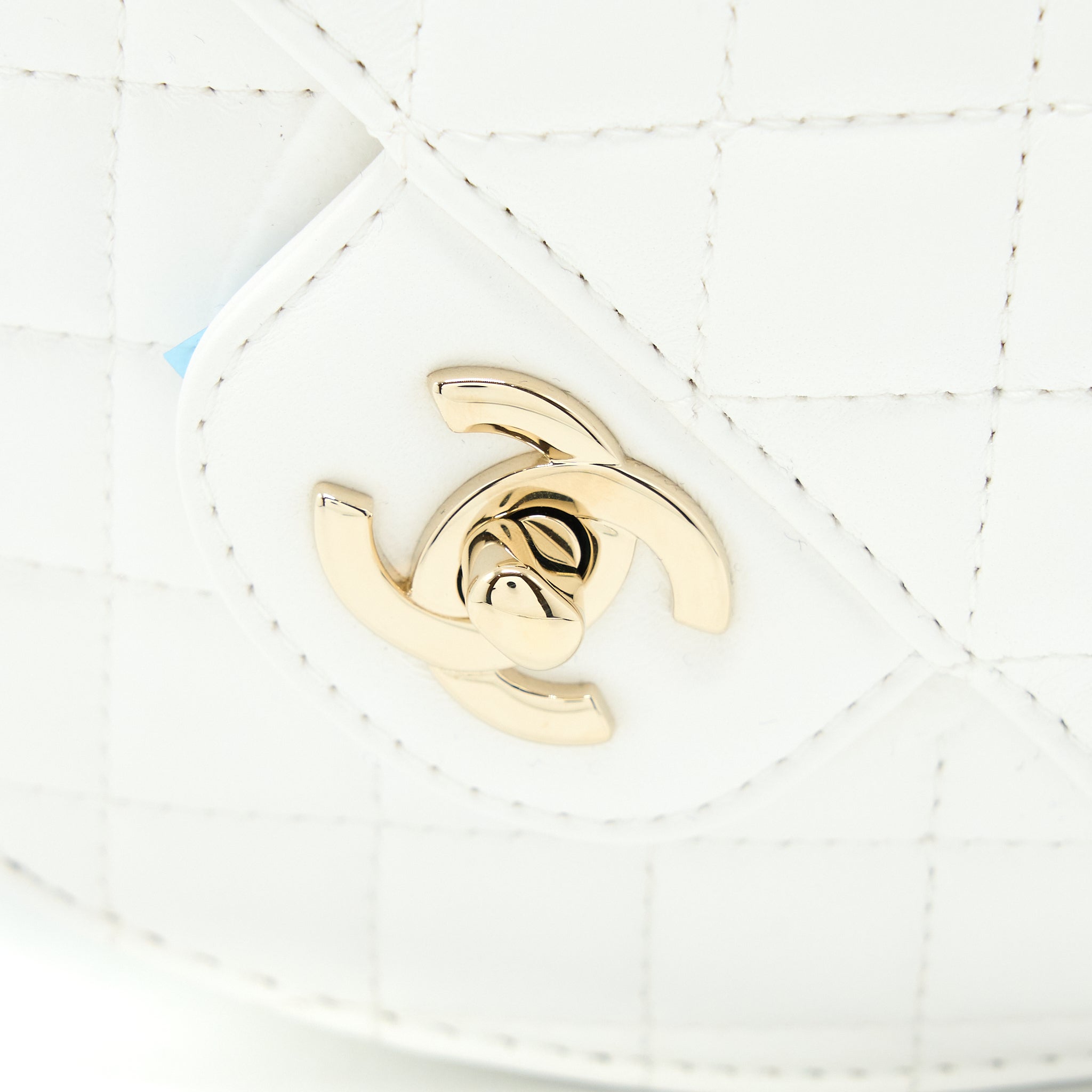 Chanel 22s Heart Bag Lambskin White L (Microchip)
