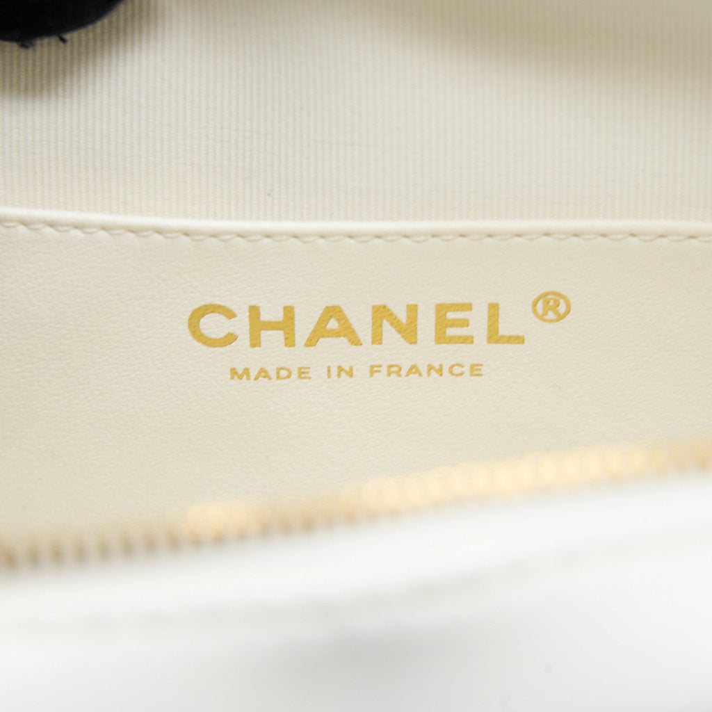 Chanel 22s Heart Bag Lambskin White L (Microchip)