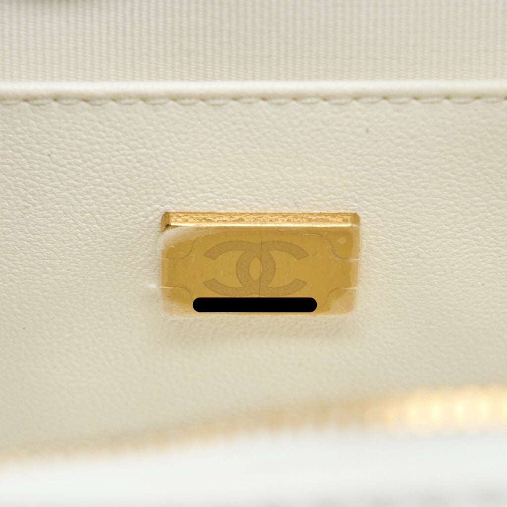 Chanel 22s Heart Bag Lambskin White L (Microchip)