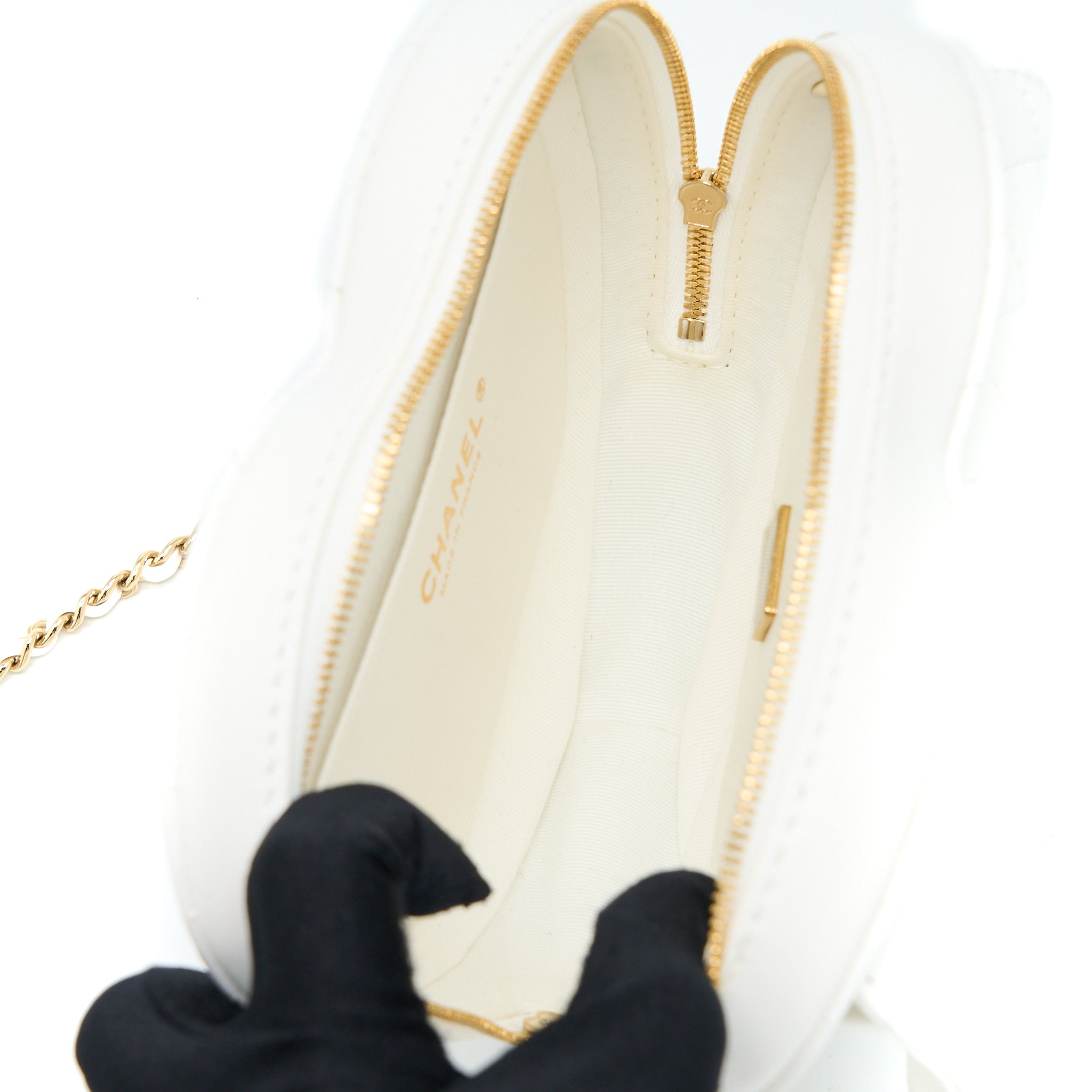 Chanel 22s Heart Bag Lambskin White L (Microchip)