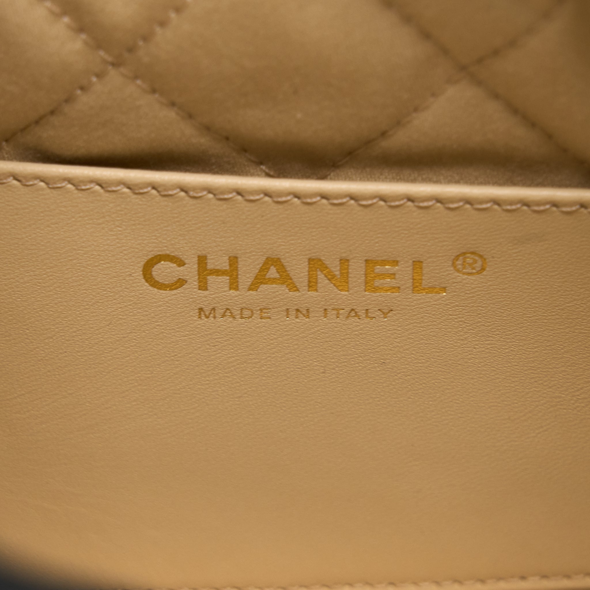 Chanel 23S Mini 22 Bag Shiny Calfskin White  (Microchip)