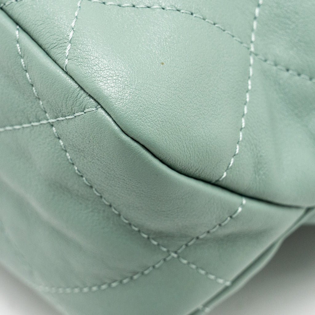 Chanel 22C Hobo bag with Giant Chain calfskin Green  (microchip)