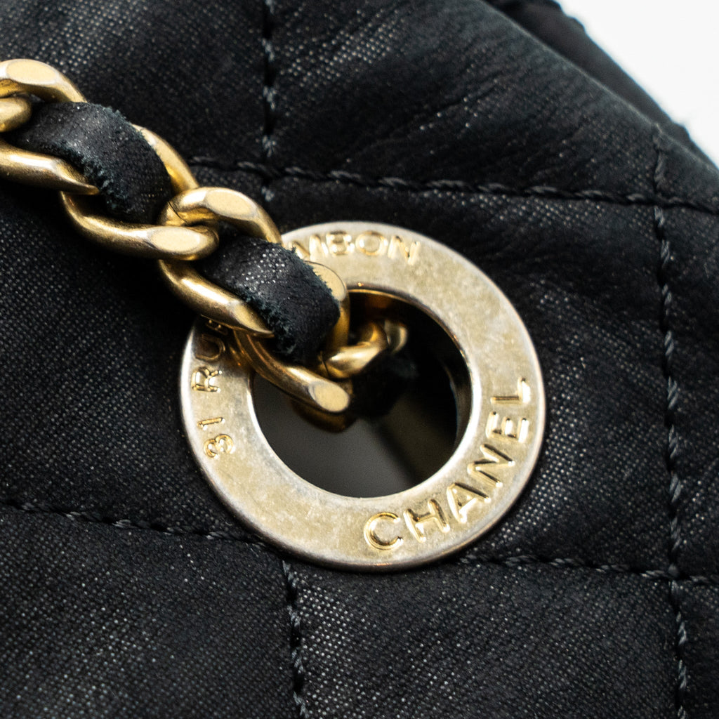 Chanel quilted seasonal flap bag Calfskin Iridescent black with