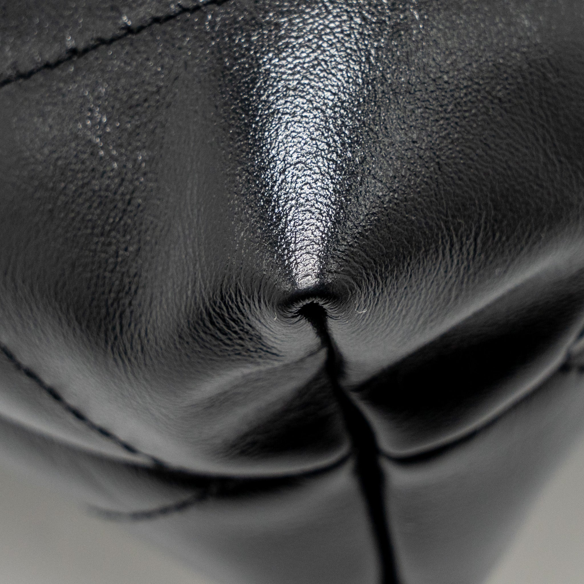Chanel Small 22 Bag Shiny Calfskin Black (microchip)