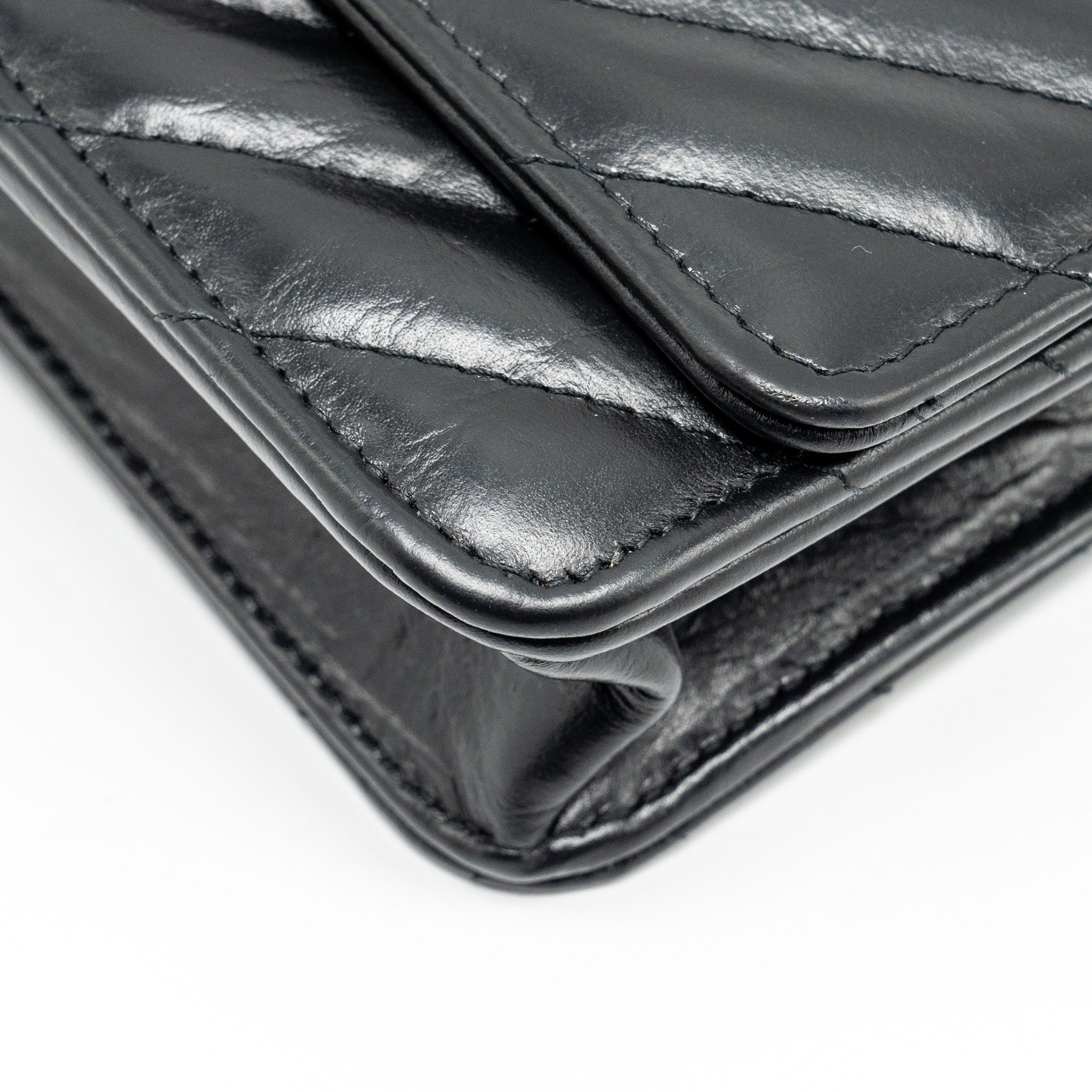 Chanel Chevron 2.55 reissue wallet on Chain aged calfskin black  (microchip)