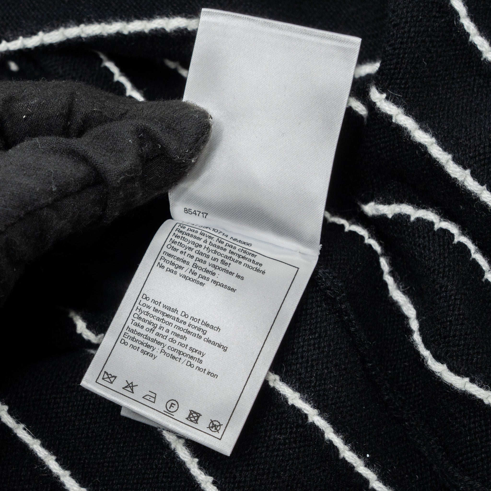 Chanel size 36 23p cardigan cashmere black/white