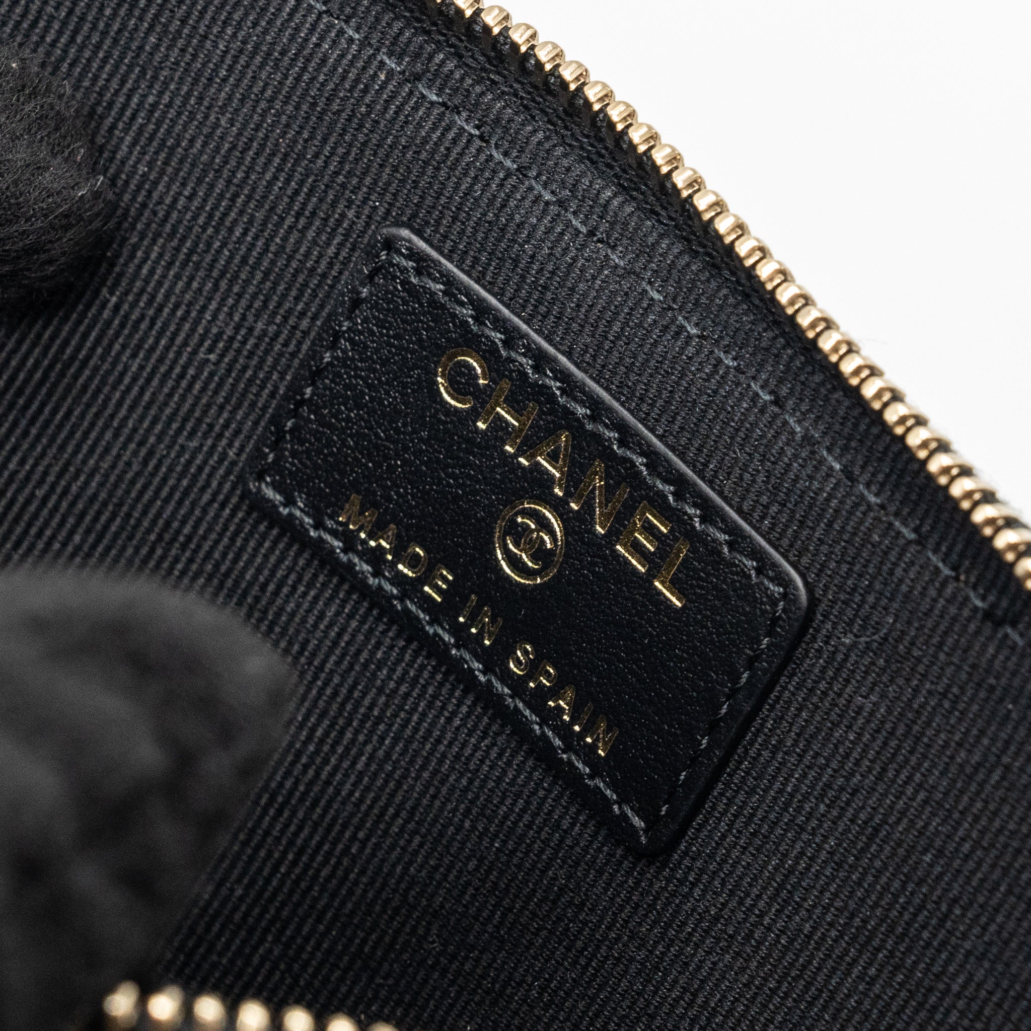 Chanel detailed CC logo zipper small wallet caviar black L
