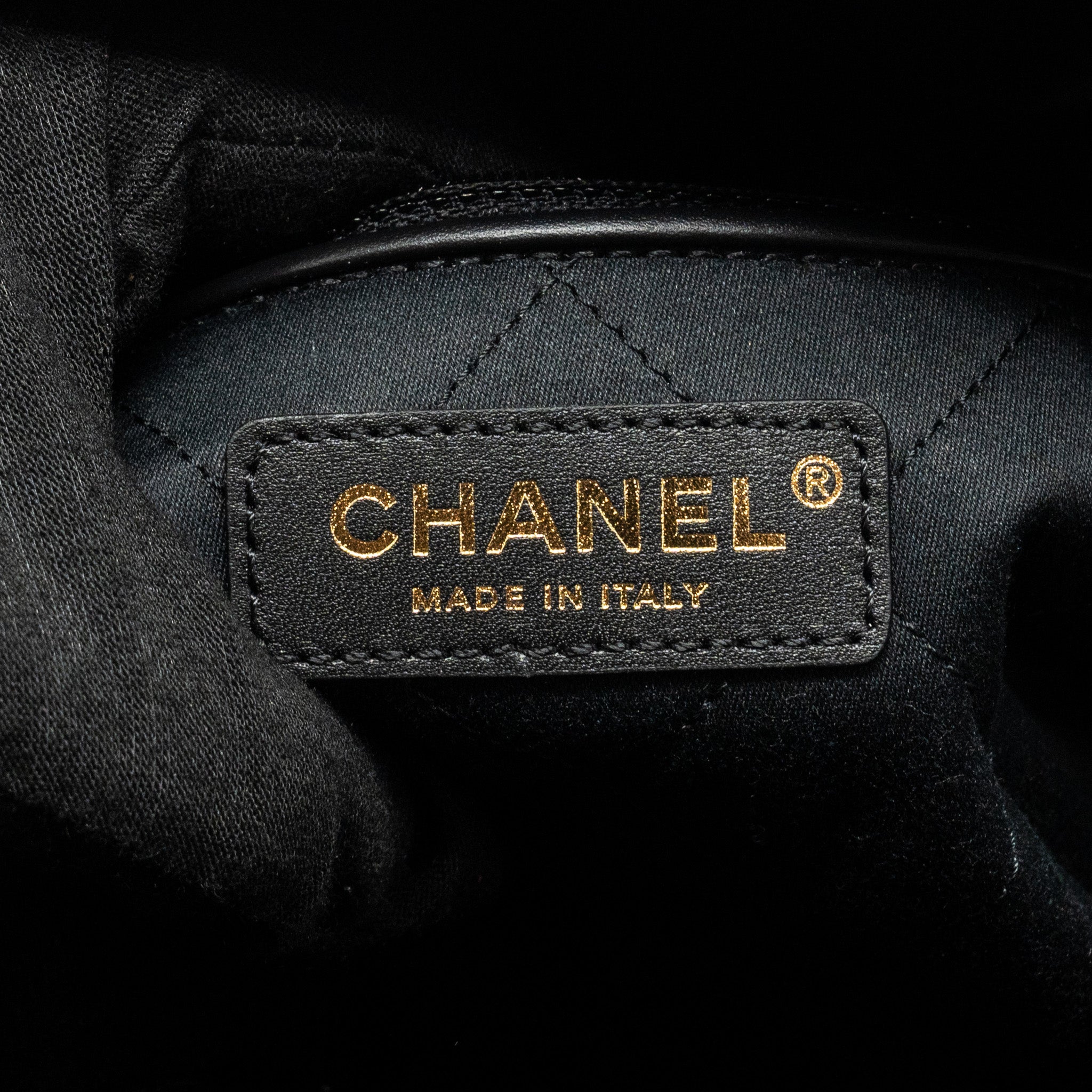 Chanel Medium 22 Bag Shiny Calfskin Black  (microchip)