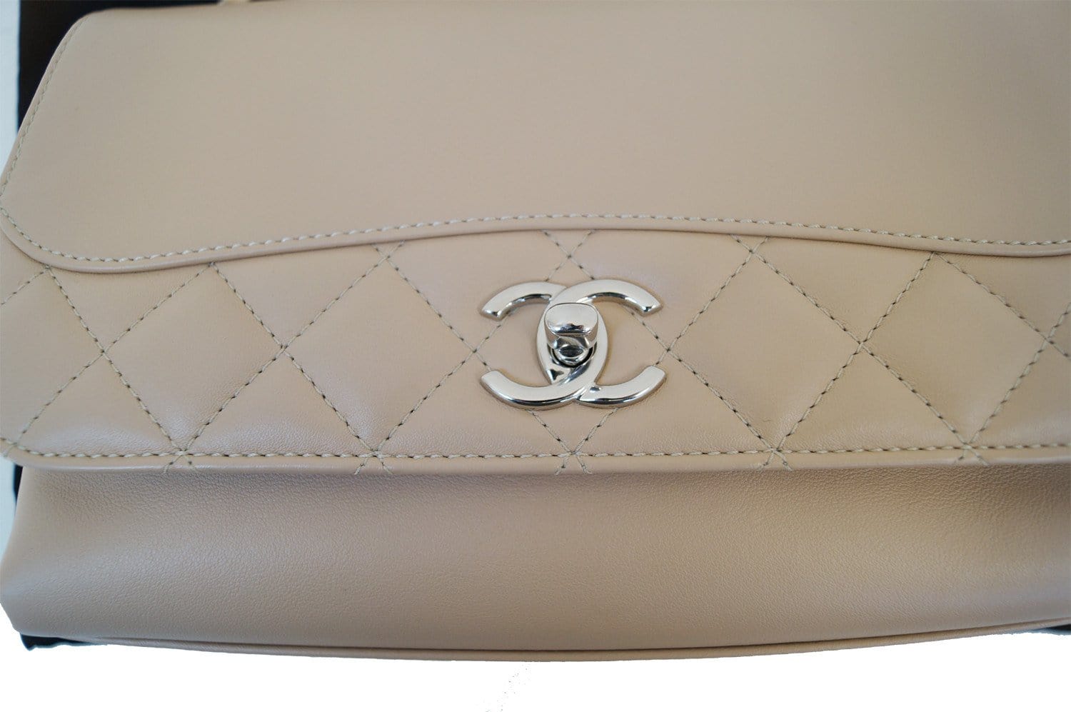 Rare CHANEL Classic Quilted Leather Double Chain CC Shoulder Bag