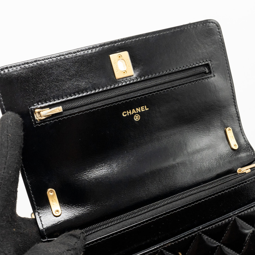 Chanel 24A Wallet On Chain Shiny Calfskin Black  (Microchip)