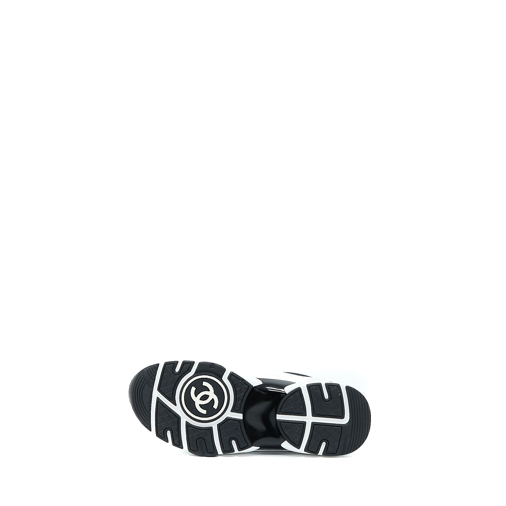 Chanel Size 37 CC Logo Sneaker Calfskin/Suede Black/White