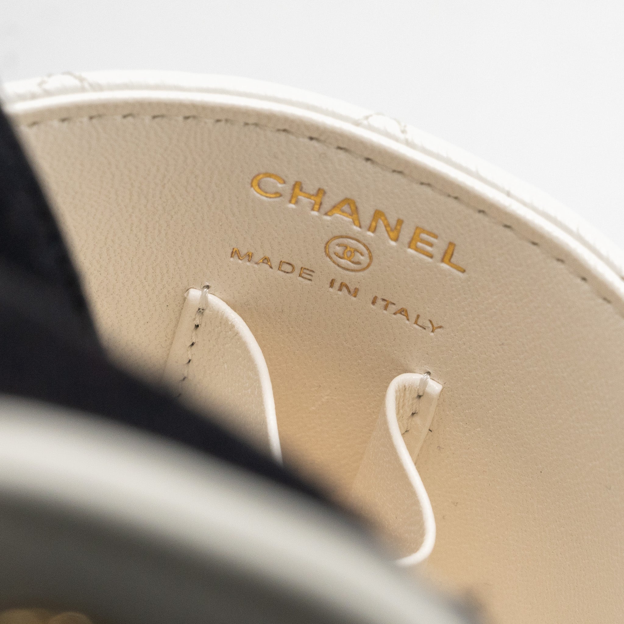 Chanel top handle round vanity with chain lambskin white  (microchip)
