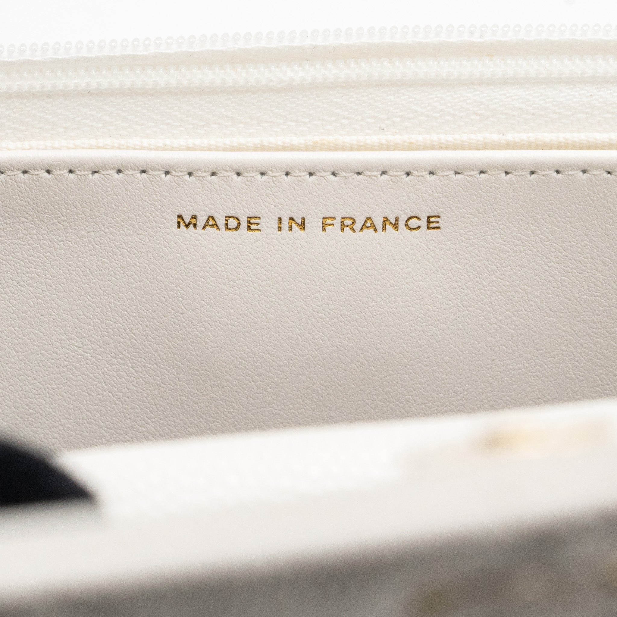 CHANEL classic wallet on chain caviar white L (Microchip)