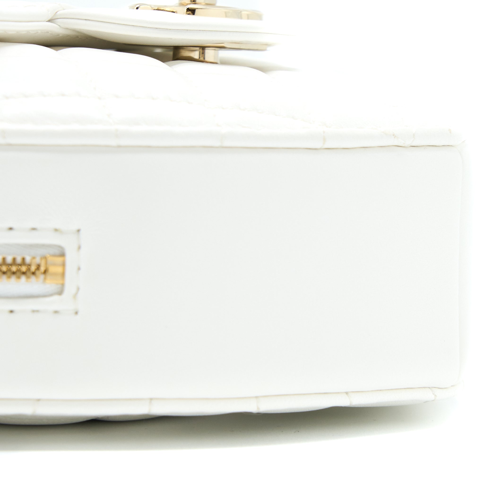 Chanel 22s Heart Bag Lambskin White L (Microchip)